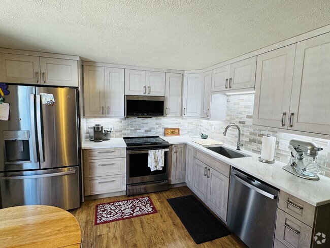 Building Photo - 330 W 4th St Rental