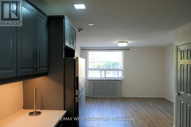 Photo - 4992b Dundas St W