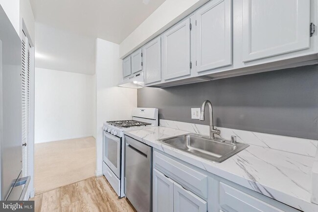 Building Photo - 11240 Chestnut Grove Square Unit 31