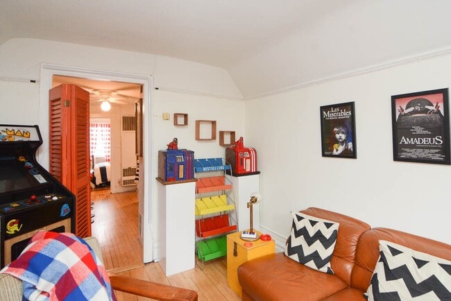 Building Photo - 1703 W Nelson St Unit J07P