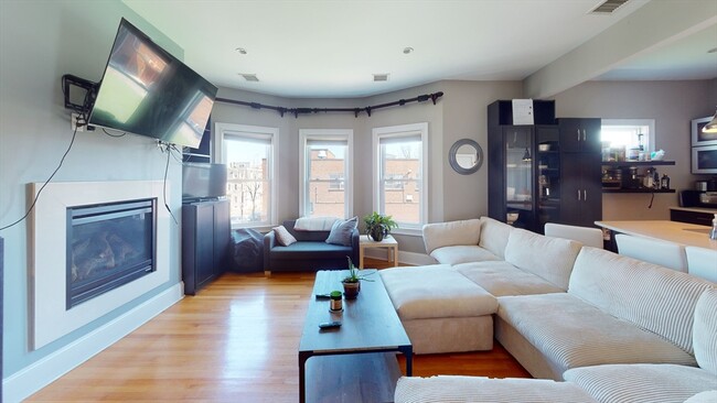 Photo - 735 E 3rd St Unit 2