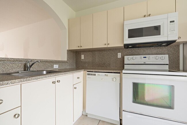 Photo - 940 NE 33rd Terrace Unit 102