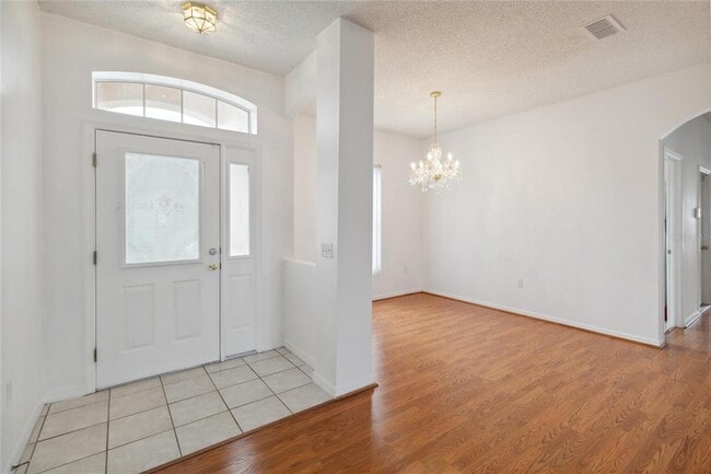 Photo - 325 Azincourt Ln