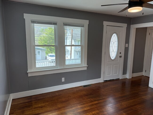 Photo - 926 W Water St