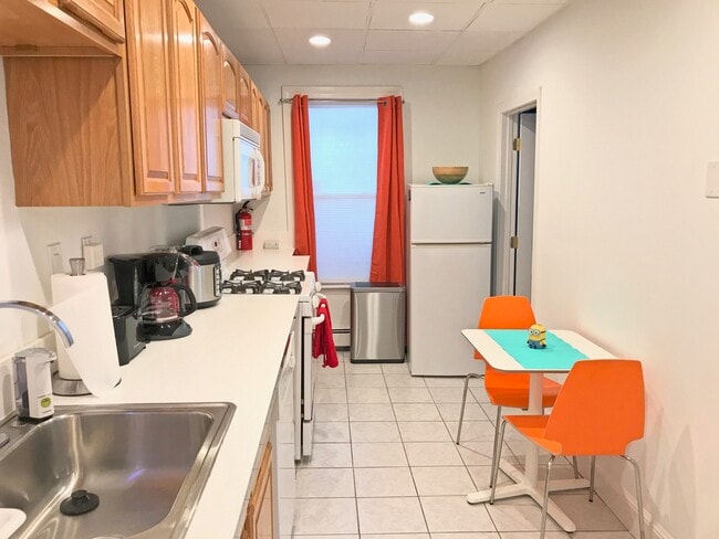 135 W 8th St