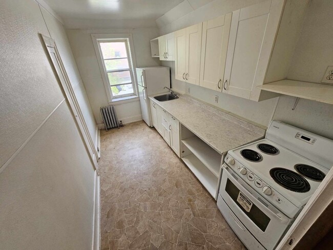 Building Photo - 429 Qu'Appelle Ave Unit H