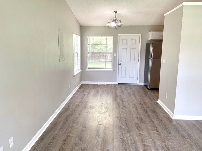 Photo - 208 State Line Rd