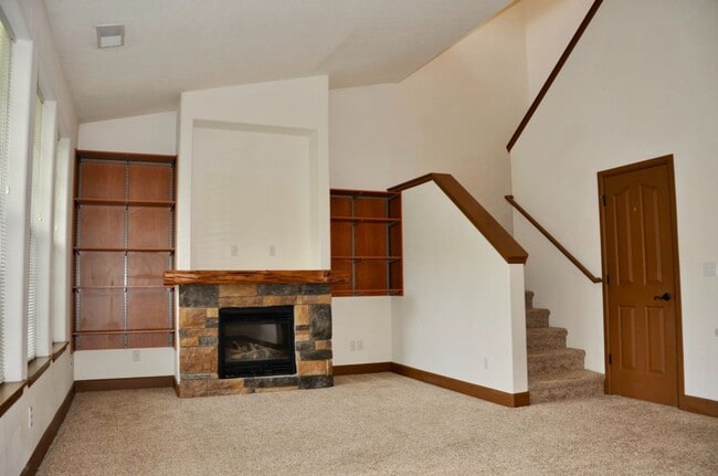 Photo - 3 bed 2.5 bath Townhome with A/C & gas fireplace