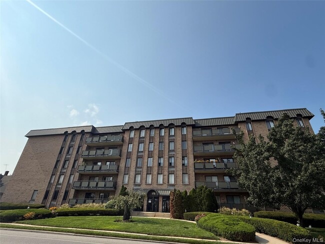 Building Photo - 175 Maple Ave Unit 4H