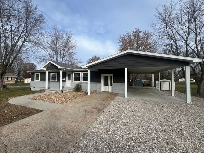 Building Photo - 804 N Oak St