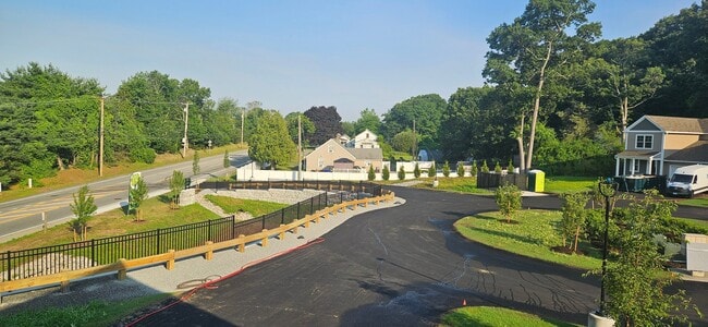 Photo - 719 Putnam Pike