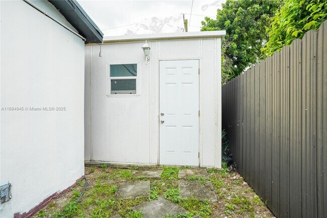 Photo - 840 NW 170th Terrace Unidad 1
