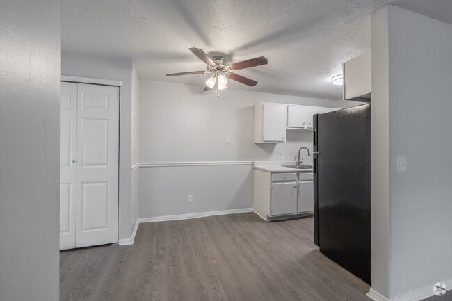 1BR, 1BA - 640SF - Dining Area