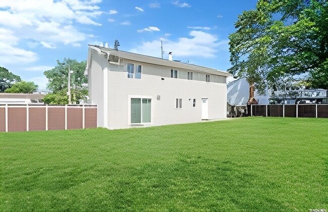 Building Photo - 1707 Manatuck Blvd