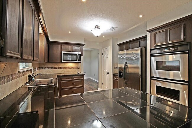 Building Photo - 2074 Shadow Rock Dr