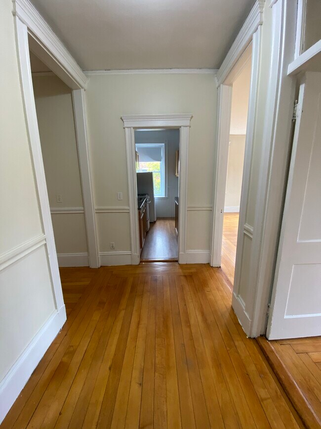 Building Photo - 1834 Beacon St Unit 8 Rental
