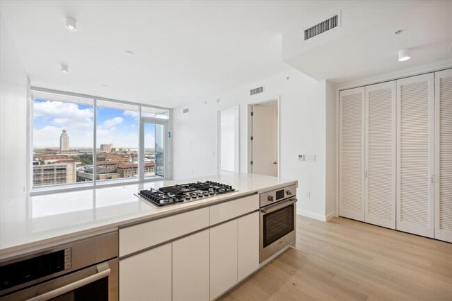 Building Photo - 313 W 17th St Unit 1502