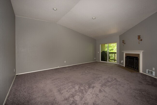 Photo - Spacious and Bright 2 Bed 2 Bath Kirkland ... Unidad E32