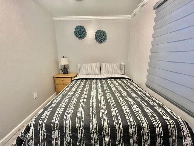 Building Photo - Spacious Spanish-Style Room in Prime LA Lo... Rental