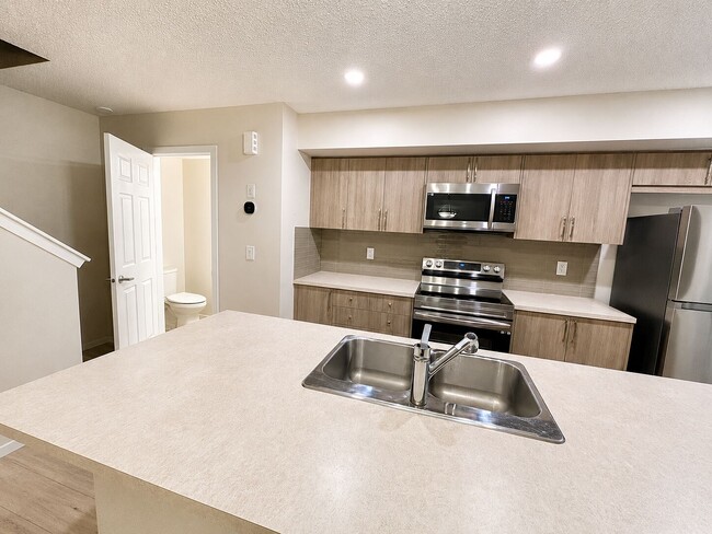 Photo - 819 Windbury St SW