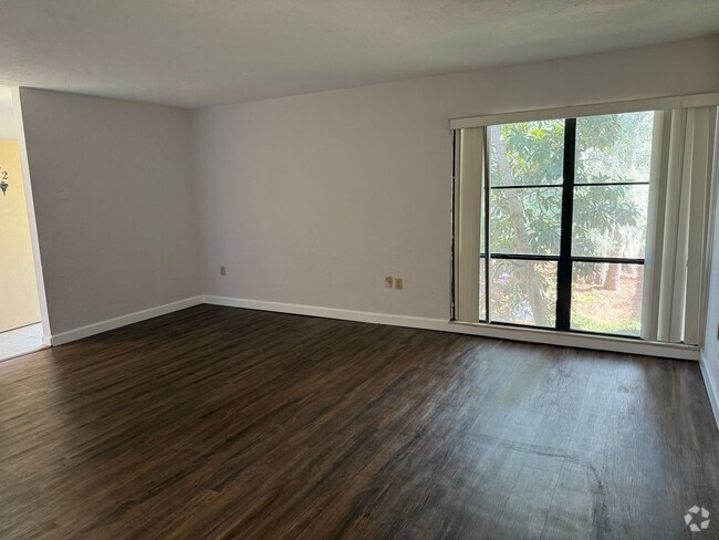 Building Photo - Spacious 1,226 SF Unit - 2 bd / 2 ba near ... Rental