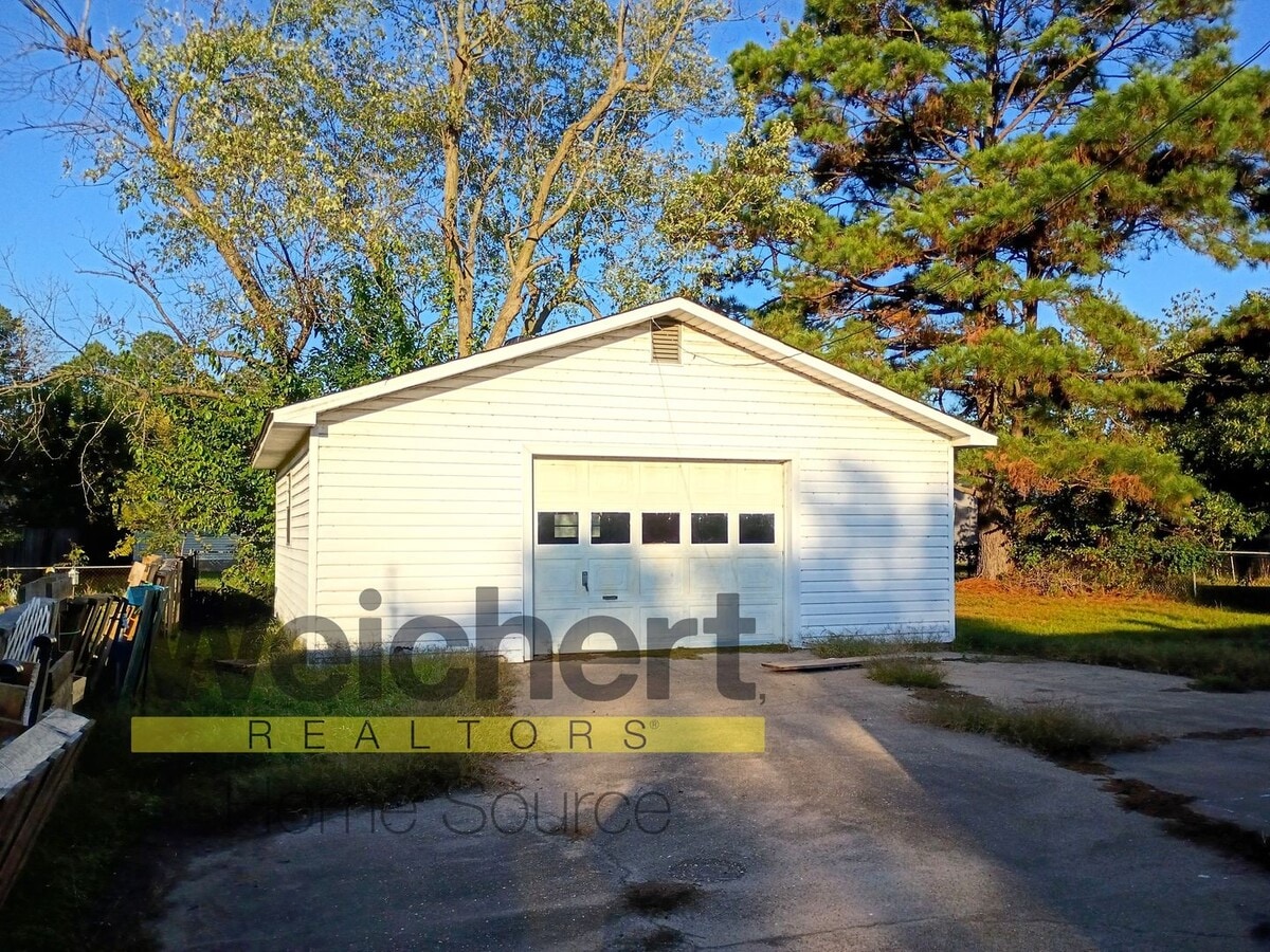 Photo - 3-Bed Home with Great Garage/Shop & Conven...
