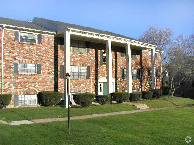 Building Photo - Heritage Court Rental