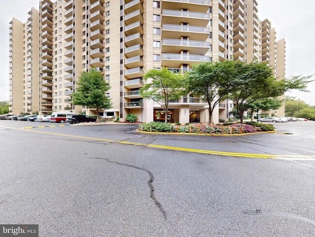 Photo - 307 Yoakum Pkwy Unit 1215