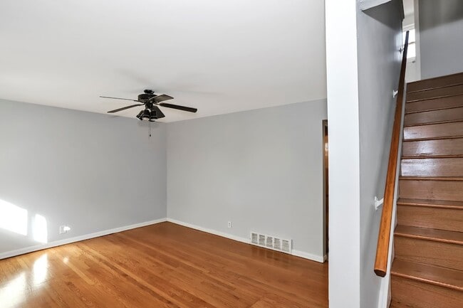 Photo - 4843 Elm St
