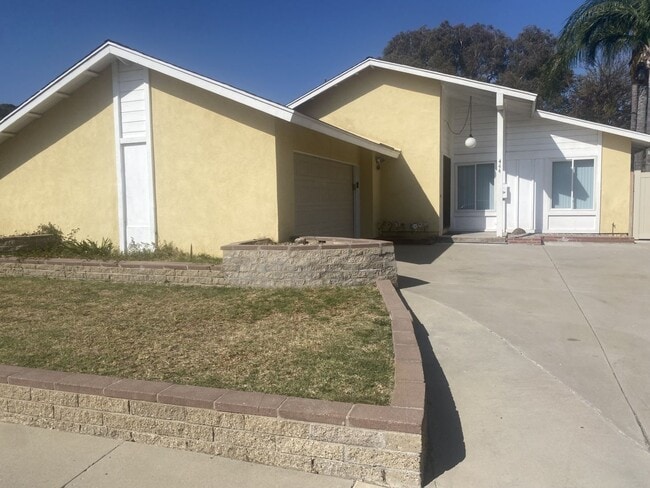 Building Photo - Mission Oaks Home