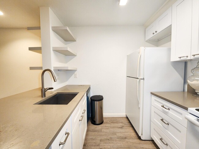 Building Photo - 3900 Woodchase Dr Unit 159