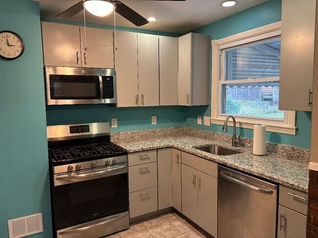 Building Photo - 9702 Oakdale Ave