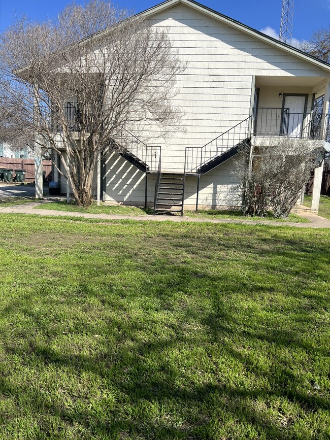 #4 - Upstairs right side - 1644 Post Rd Apartments Unit 4