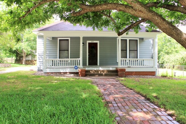 Building Photo - 812 Burleson St Rental