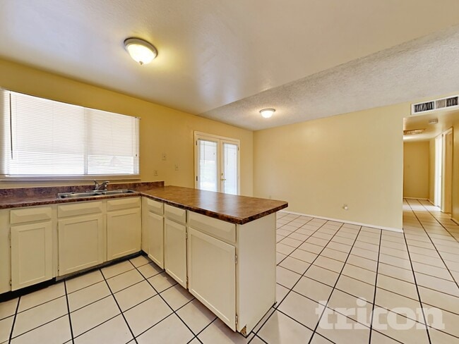 Photo - 4302 N 79th Ave
