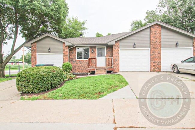 Building Photo - Comfortable 2 Bedroom/ 2 Bathroom/ 2 Car D... Rental
