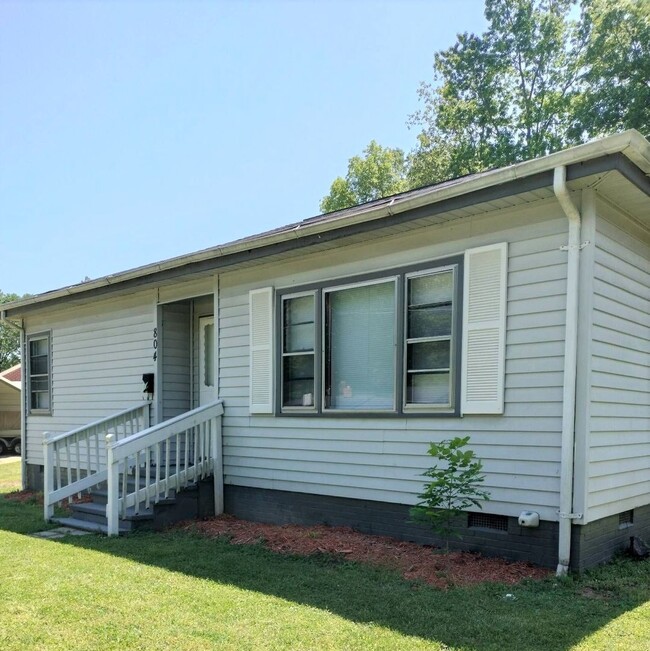 Cozy, 2-Bedroom Recently Renovated Home - Cozy, 2-Bedroom Recently Renovated Home