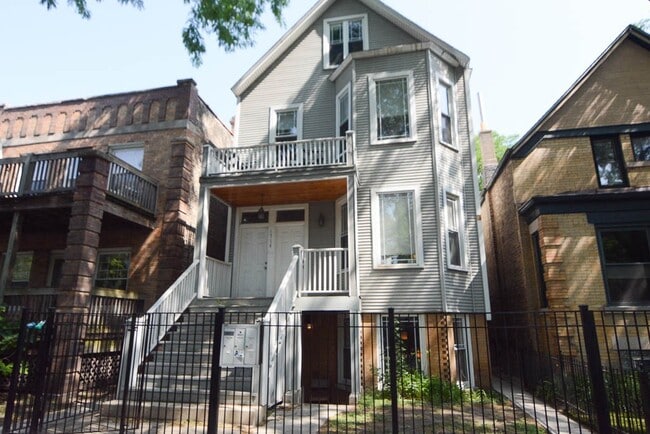Building Photo - 1314 W Roscoe St Unit 2