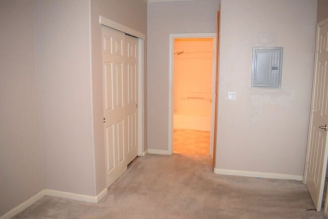 Building Photo - 5201 Laguna Oaks Dr