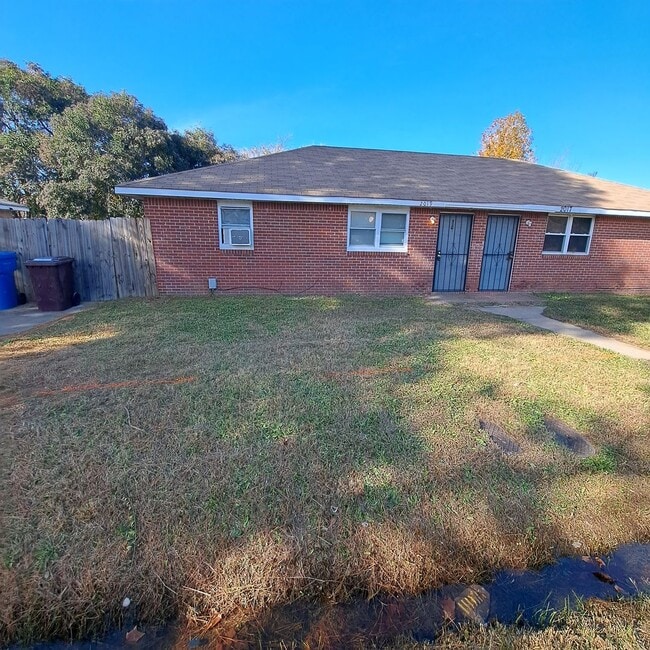 Building Photo - 2017-2019 Plow Ln Unit 2019 Plow Lane