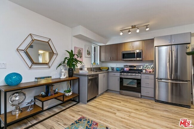 Building Photo - 6640 Woodley Ave Unit 105 Rental