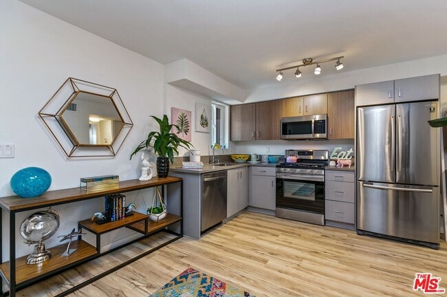 Photo - 6640 Woodley Ave Unidad 105 Rental