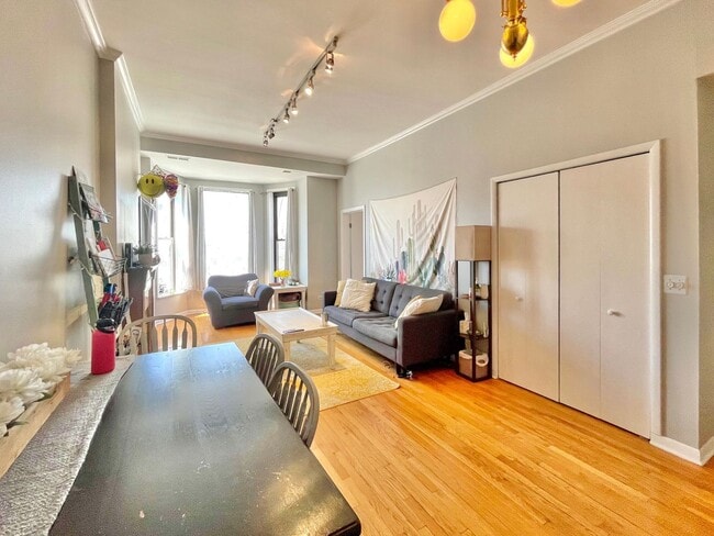 Photo - Spacious 2 bd/1 bath Condo in Lincoln Park!