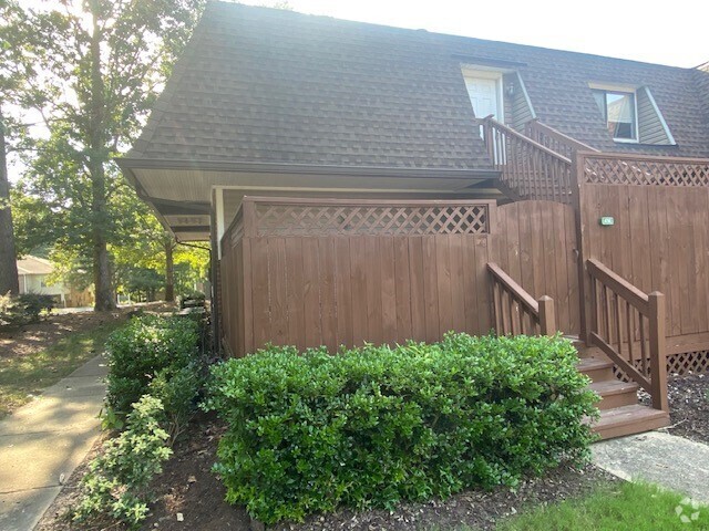 Building Photo - Two-bedroom condo located in Chapel Hill Unit 414