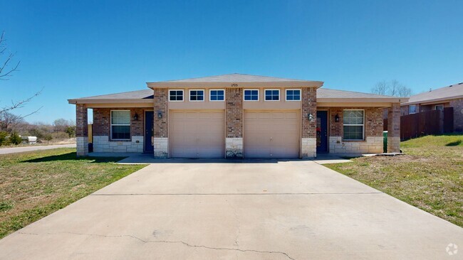 Building Photo - BEAUTIFUL DUPLEX BY THE STILLHOUSE HOLLOW ...