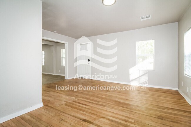 206 W Kittyhawk Dr