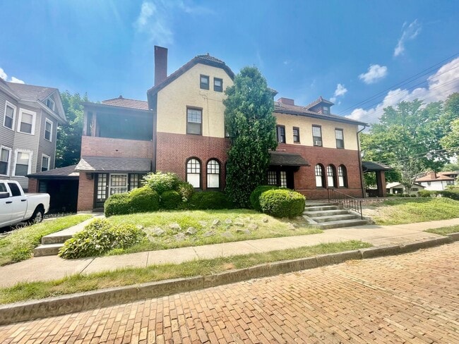 Building Photo - 1939 Crafton Blvd Unit 6 Emerson 2nd Floor