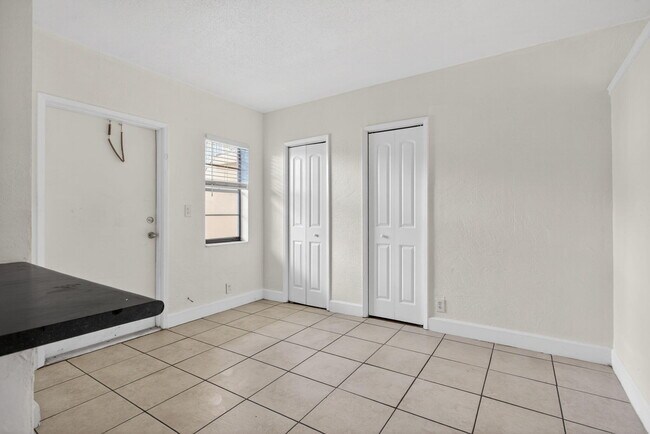 Photo - 4071 N Dixie Hwy Unit 5