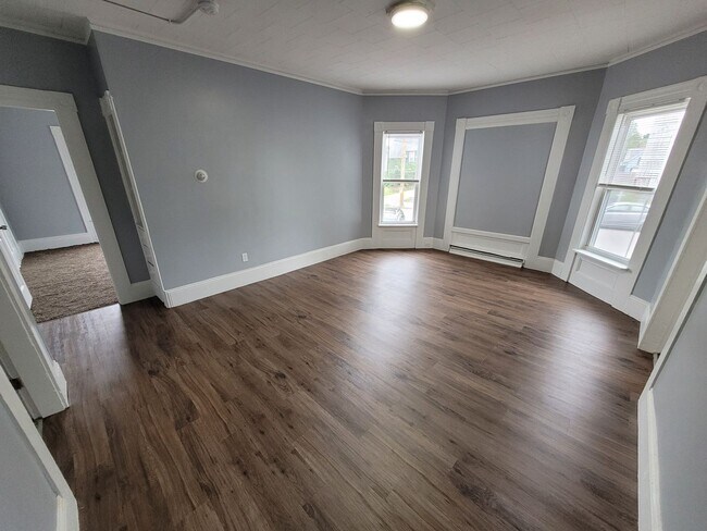 Photo - $2250/mo - First Floor FULL REFRESH 3 Bed / 1 Bath Apartment in West Manchester's Piscataquog wit... Unit 165-1 Conant