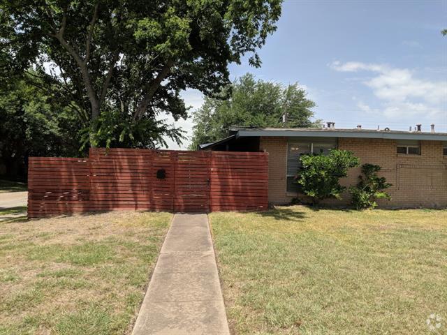 Building Photo - 701 Royal Crest Dr Rental